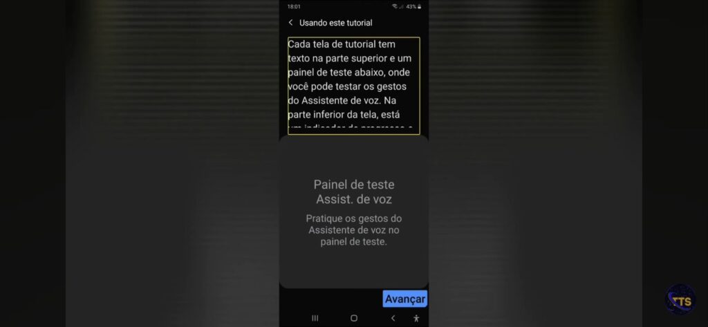 Descrição da imagem: No topo aparece o título “Usando este tutorial” e, abaixo, um bloco de texto destacado por um retângulo amarelo. O texto visível diz:
“Cada tela de tutorial tem texto na parte superior e um painel de teste abaixo, onde você pode testar os gestos do Assistente de voz. Na parte inferior da tela, está …” (o restante está cortado).

No meio da tela há um cartão cinza com:
“Painel de teste
Assist. de voz
Pratique os gestos do Assistente de voz no painel de teste.”

No canto inferior direito há um botão azul escrito “Avançar”. No topo direito aparecem hora 18:01 e bateria em 43%. Fim da descrição 