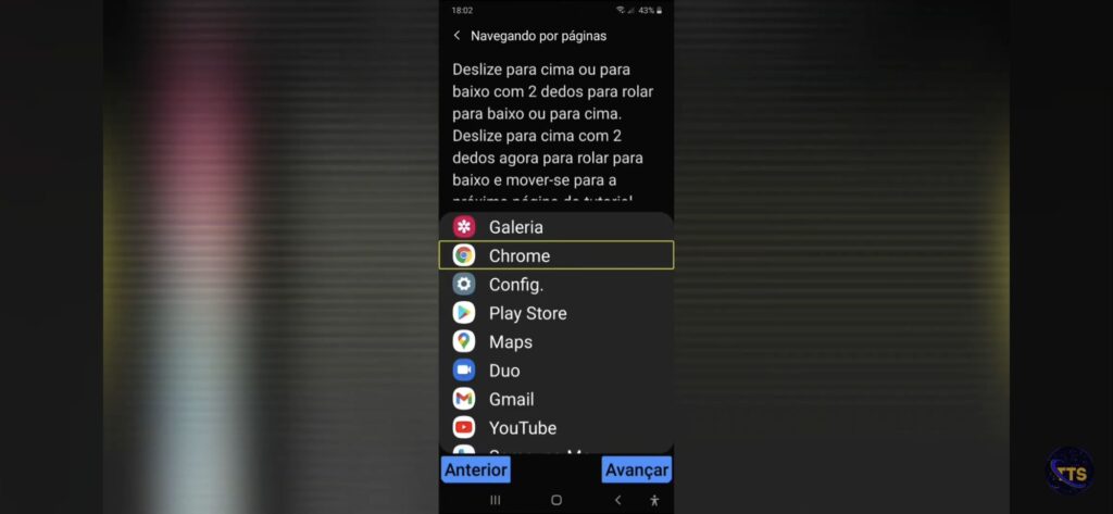 Descrição da imagem:
Na parte de cima aparece o título “Navegando por páginas” e um texto explicando para deslizar para cima ou para baixo com 2 dedos para rolar.

No meio há uma lista de apps em um painel escuro; o item “Chrome” está selecionado com uma borda amarela. Acima dele está “Galeria” e abaixo aparecem “Config.”, “Play Store”, “Maps”, “Duo”, “Gmail” e “YouTube”.

Na parte de baixo há dois botões azuis: “Anterior” (à esquerda) e “Avançar” (à direita). No canto superior direito aparecem ícones de status e bateria em 43%, e a hora 18:02. Fim da descrição 