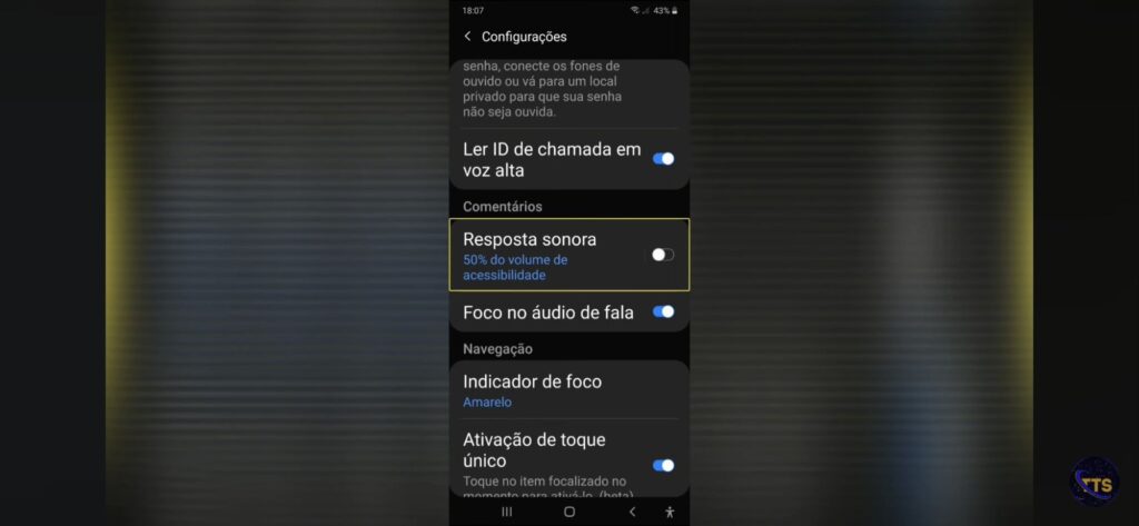 Descrição da imagem:

No topo aparece “Configurações” e o horário 18:07; bateria em 43%.

Itens visíveis:
Ler ID de chamada em voz alta: ligado (botão azul)
Resposta sonora: desligado (botão cinza); abaixo em azul: “50% do volume de acessibilidade” (esse item está destacado com uma borda amarela, indicando foco)
Foco no áudio de fala: ligado (botão azul)
Indicador de foco: “Amarelo”
Ativação de toque único: ligado (botão azul) fim da descrição 